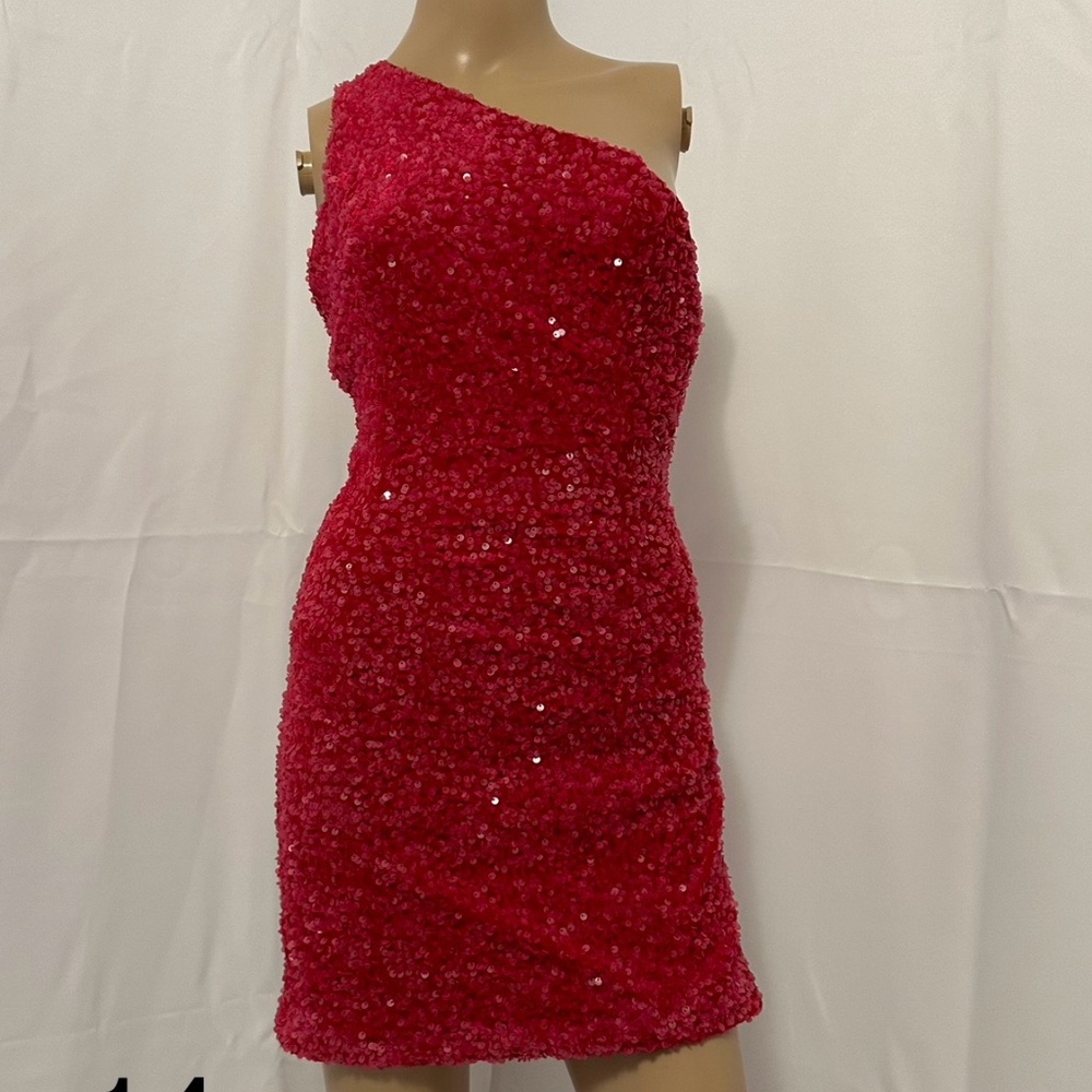 Sequins fuchsia one sleeve short dress. Dama, bridesmaids and prom.
